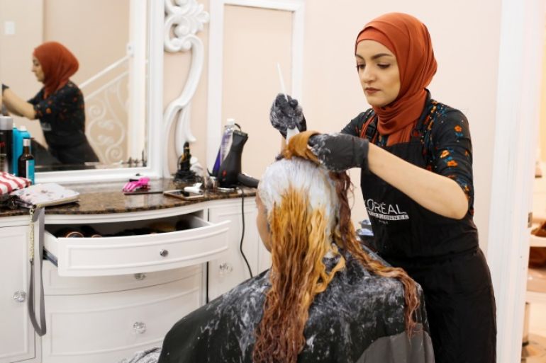 Huda Quhshi, owner and cosmetologist at the Le'Jemalik Salon and Boutique, dyes the hair of a Muslim woman ahead of the Eid al-Fitr Islamic holiday in Brooklyn, New York, U.S., June 21, 2017. Picture taken on June 21, 2017. REUTERS/Gabriela Bhaskar