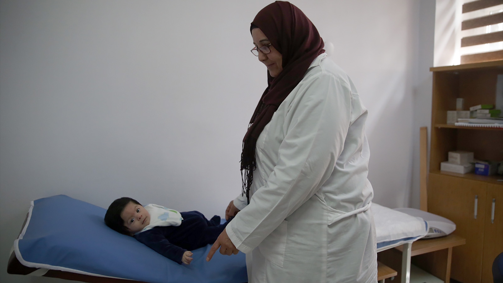 الطبيبة ولادة شماس تعمل في مركز صحي للاجئين (الأناضول)