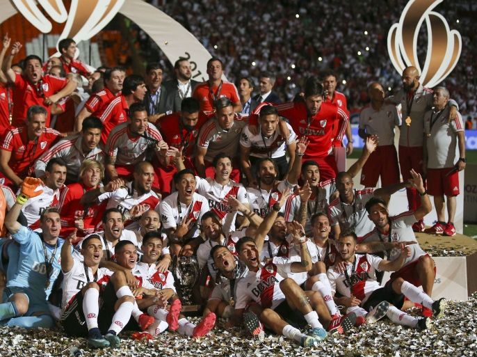 MENDOZA, ARGENTINA - MARCH 14: Gonzalo Martinez, Rodrigo Mora of River Plate and teammates celebrate with the Supercopa Argentina 2018 throphy after winning the final match against Boca Junios at Estadio Malvinas Argentinas on March 14, 2018 in Mendoza, Argentina. (Photo by Agustin Marcarian/Getty Images)
