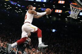 epa06629513 Cleveland Cavaliers forward LeBron James (C) drives past Brooklyn Nets' forward Rondae Hollis-Jefferson in the second half of their NBA basketball game at Barclays Center in Brooklyn, New York, USA, 25 March 2018. EPA-EFE/PETER FOLEY SHUTTERSTOCK OUT