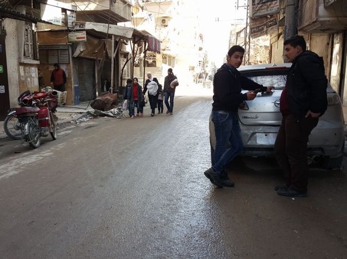 صورة نشرتها الناشطة ليلى بكري لخروج المدنيين من الأقبية عند بدء هدنة الساعات الخمس التي أعلننخت روسيا في الغوطة الشرقية