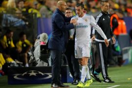 Soccer Football - Champions League - Borussia Dortmund vs Real Madrid - Westfalenstadion, Dortmund, Germany - September 26, 2017 Real Madrid coach Zinedine Zidane shakes hands with Gareth Bale after he is substituted off REUTERS/Wolfgang Rattay