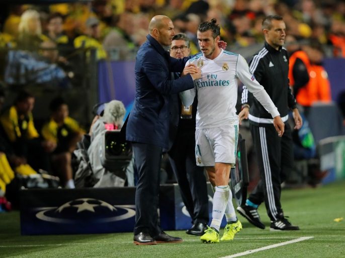 Soccer Football - Champions League - Borussia Dortmund vs Real Madrid - Westfalenstadion, Dortmund, Germany - September 26, 2017 Real Madrid coach Zinedine Zidane shakes hands with Gareth Bale after he is substituted off REUTERS/Wolfgang Rattay
