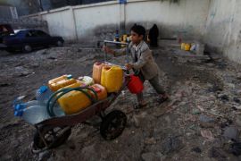 A boy pushes a wheelbarrow filled with water containers after collecting drinking water from a charity tap, amid a cholera outbreak, in Sanaa, Yemen October 13, 2017. REUTERS/Mohamed al-Sayaghi?
