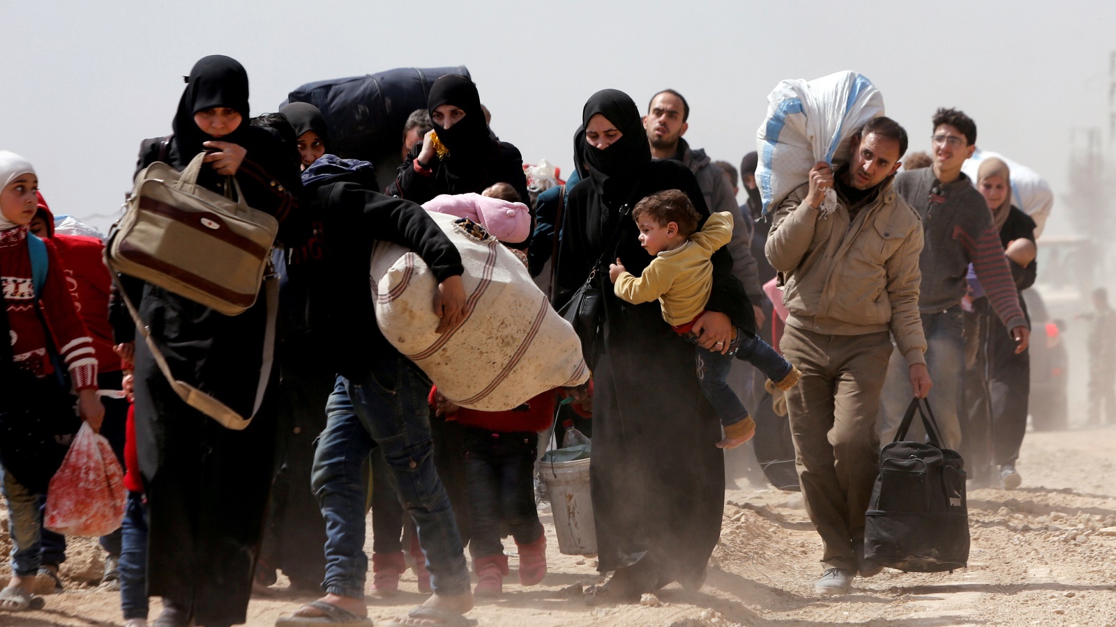 ‪مدنيون يخرجون من الغوطة الشرقية فرارا من حملة دامية يشنها النظام السوري وروسيا‬  (رويترز)