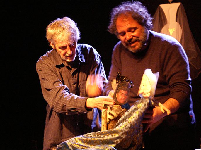 الممثل المسرحي المقدسي عامر خليل مع الممثل والمخرج فرانسوا أبو سالم في أحد مشاهد مسرحية (جلجامش)