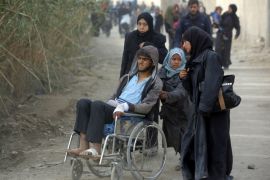 مدنيون ينزحون من الغوطة الشرقية يوم الأحد 18 مارس/آذار