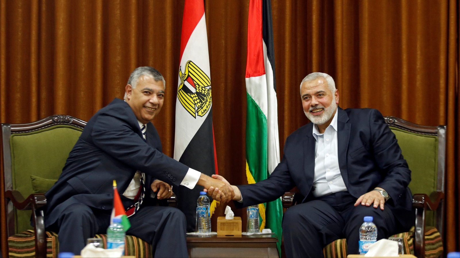 مدير المخابرات السابق اللواء خالد فوزي ورئيس المكتب السياسي لحركة حماس إسماعيل هنية (رويترز)