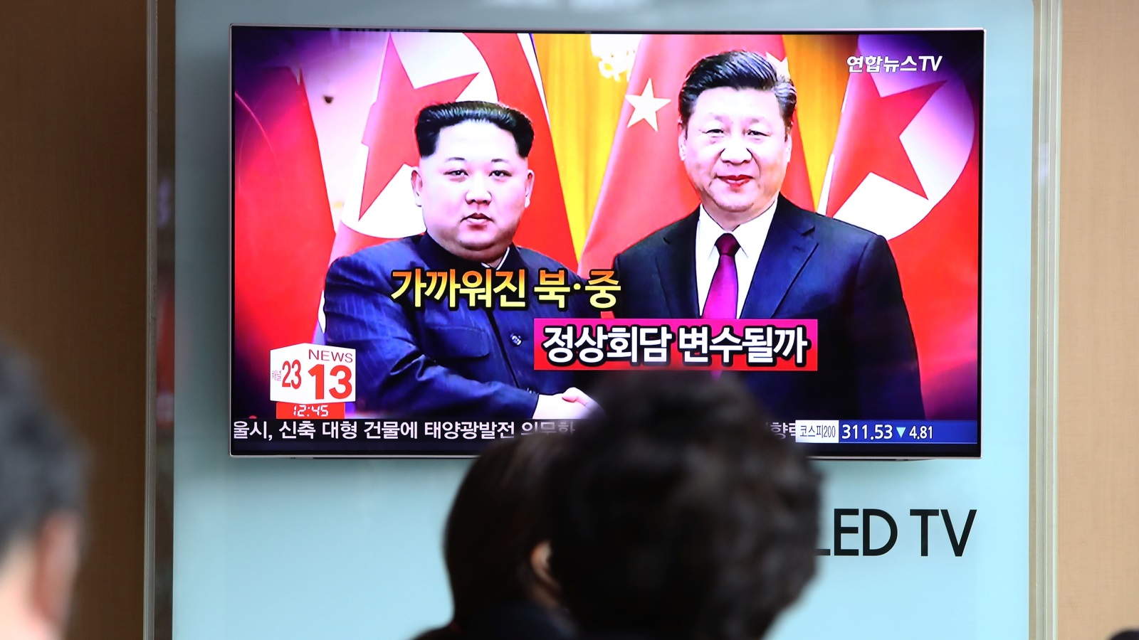 الزعيم الكوري الشمالي (يسار) تعهد للرئيس الصيني بنزع السلاح النووي من شبه الجزيرة الكورية (غيتي)