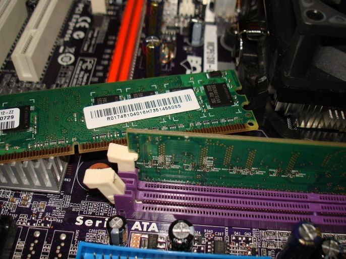 motherboard with RAM (mphtech/pixabay)