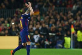 Soccer Football - Champions League Round of 16 Second Leg - FC Barcelona vs Chelsea - Camp Nou, Barcelona, Spain - March 14, 2018 Barcelona's Andres Iniesta applauds the fans as he is substituted REUTERS/Albert Gea