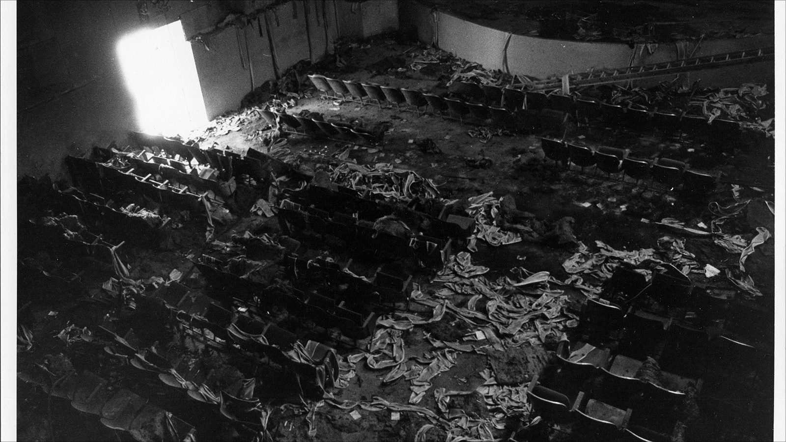 المسرح الوطني الفلسطيني عندما حرق في الثمانينيات وقرر فرانسوا وخليل إعادة ترميمه (الجزيرة)
