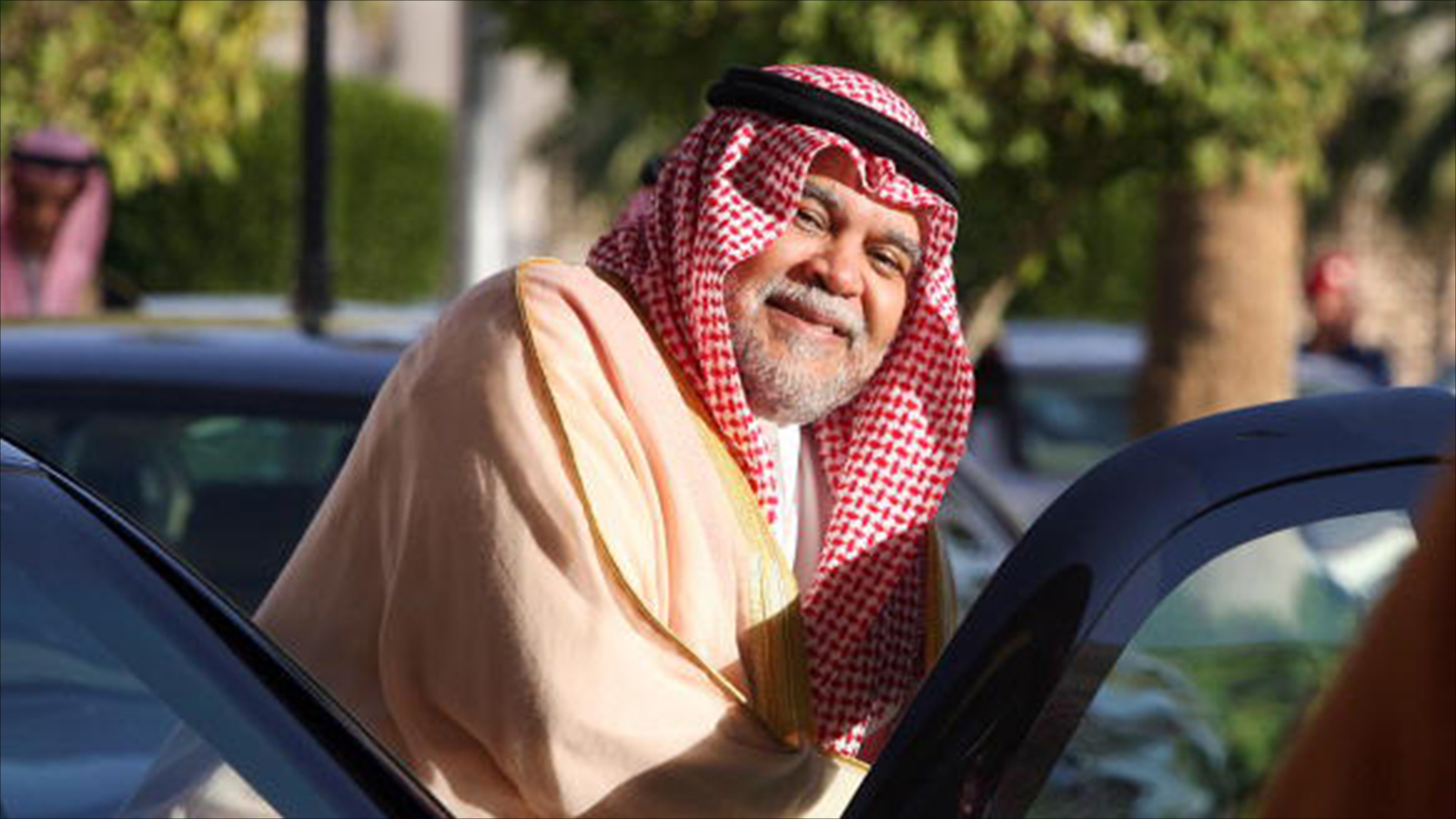 ‪(غيتي)‬ بندر بن سلطان أثناء استقباله أحد القادة الأجانب  في الرياض أوائل 2007