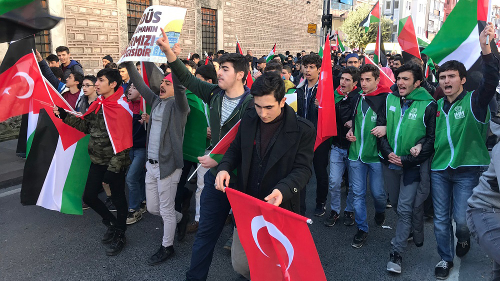 نشطاء أتراك في مظاهرة سابقة دعما للقدس (الجزيرة)