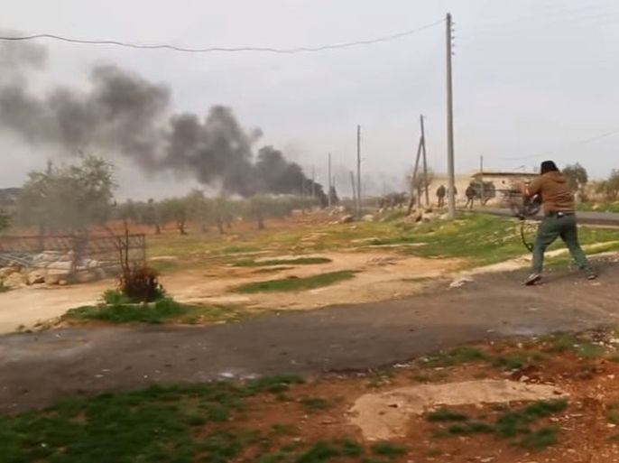 مقاتل من الجيش السوري الحر يشارك في اشتباك مع وحدات حماية الشعب بمحور شران شرق عفرين