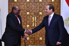 Egyptian President Abdel Fattah al-Sisi shakes hands with Sudan's President Omar al-Bashir at the Ittihadiya presidential palace in Cairo, Egypt, March 19, 2018 in this handout picture courtesy of the Egyptian Presidency. The Egyptian Presidency/Handout via REUTERS ATTENTION EDITORS - THIS IMAGE WAS PROVIDED BY A THIRD PARTY