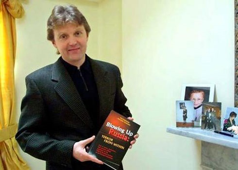 العميل الروسي السابق ألكسندر ليتفينينكو يحمل كتابه 