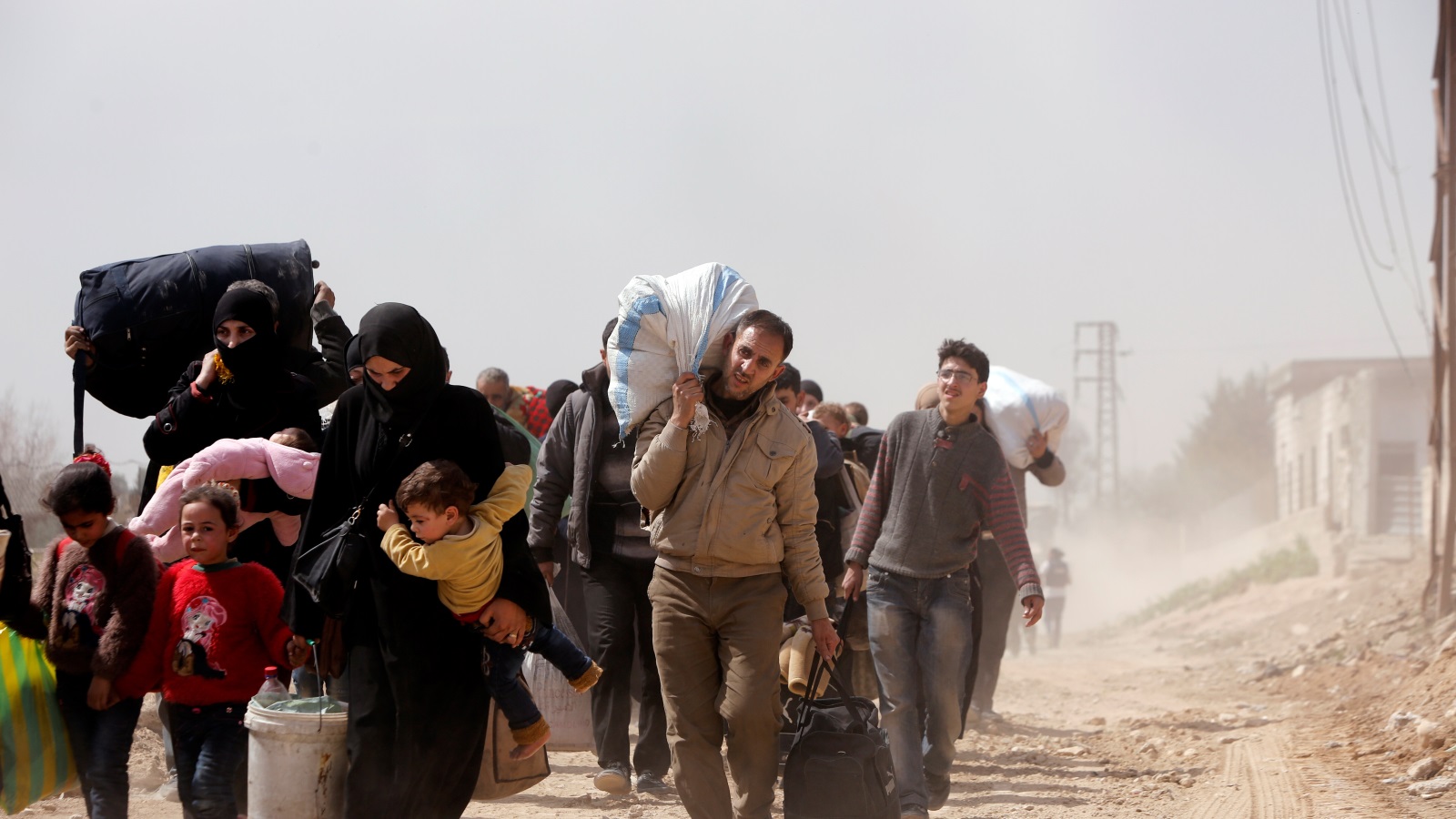 ‪(رويترز)‬ الآلاف يفرون من الغوطة بعد حملة عسكرية شرسة