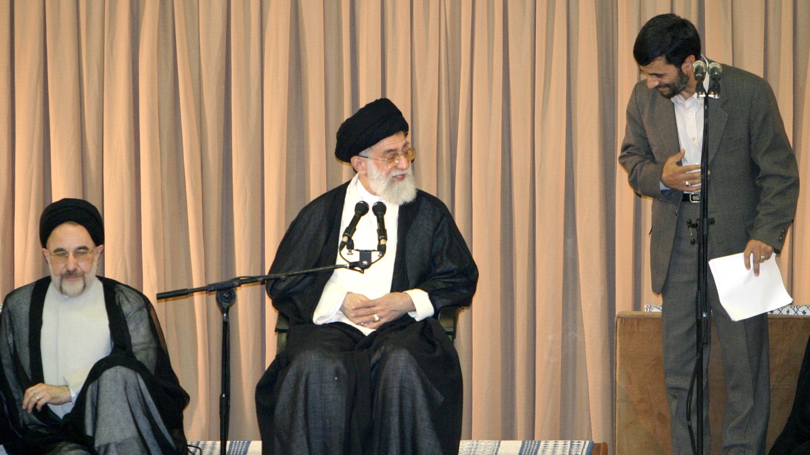 الرئيس الإيراني السابق أحمدي نجاد أثناء تسلمه أوراق أعتماده كرئيس للجمهورية (رويترز)