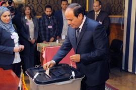 Egyptian President Abdel Fattah al-Sisi casts his vote during the presidential election in Cairo, Egypt March 26, 2018. The Egyptian Presidency/Handout via REUTERS ATTENTION EDITORS - THIS IMAGE WAS PROVIDED BY A THIRD PARTY.