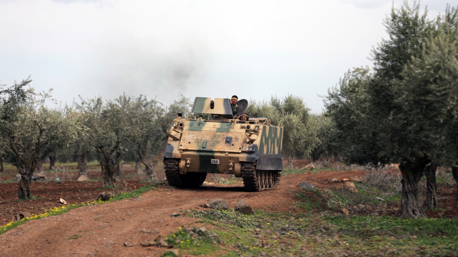 ‪مدرعة تابعة للجيش السوري الحر في منطقة الخالدية شرق مدينة عفرين‬ (رويترز)