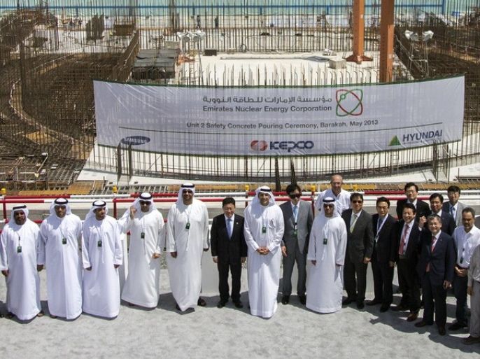 epa03721906 South Korean Minister for Trade, Industry and Energy Yoon Sang-jick (C) poses with South Korean and UAE officials at a construction site in Barakak, the United Arab Emirates, 28 May 2013, to mark the start of the construction of South Korea's second nuclear reactor in the Arab state. South Korea is building four nuclear reactors in the UAE under a 40 billion US dollar contract signed in 2009. The deal marked South Korea's first and only export of its nucle