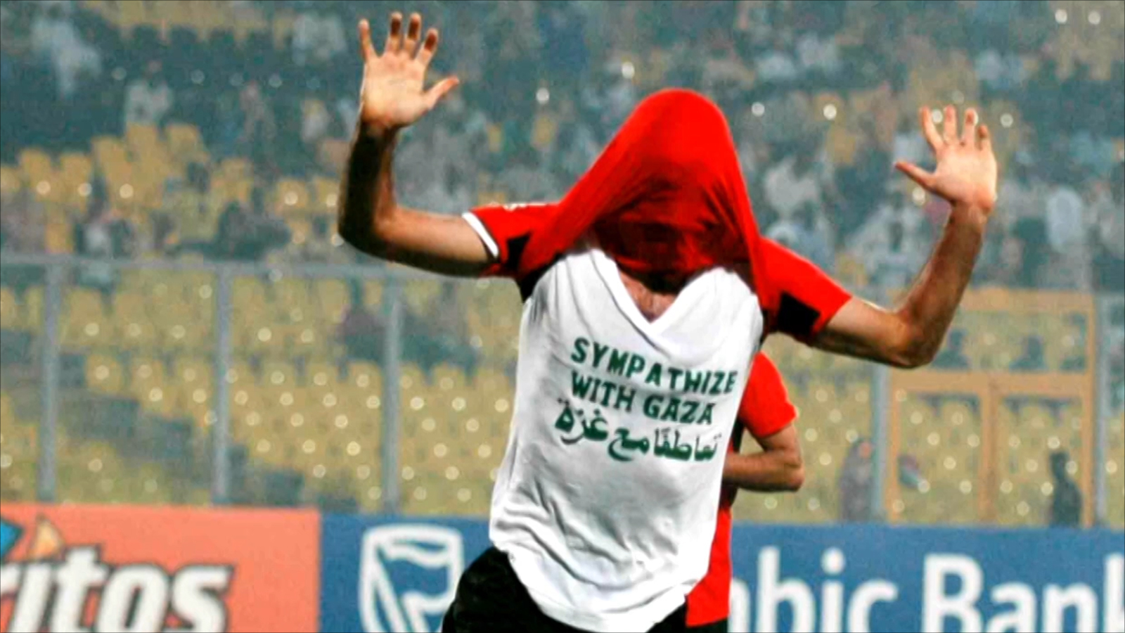 ‪كرة القدم لم تشغل أبو تريكة عن قضايا أمته‬ كرة القدم لم تشغل أبو تريكة عن قضايا أمته (الجزيرة)