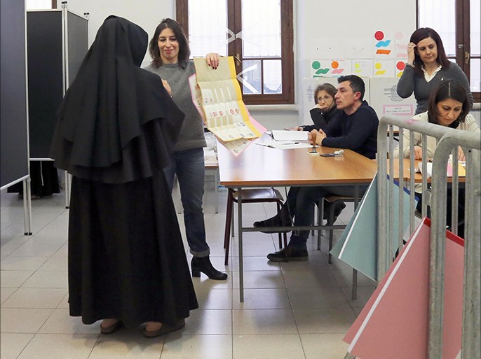 epa06579539 A Cloistered nun casts her ballot in the polling station in Potenza, Italy, 04 March 2018. General elections are held in Italy on 04 March 2018 with the country's economic situation and migrant influx in the past years believed to dominate the voters' decisions. The three main political contenders in Italy, the right-wing coalition, the ruling Democratic Party and the anti-establishment 5-Star-Movement have all predicted major results for themselves. The final results of the elections are expected to be announced on early 05 March. EPA-EFE/ANTONIO VECE