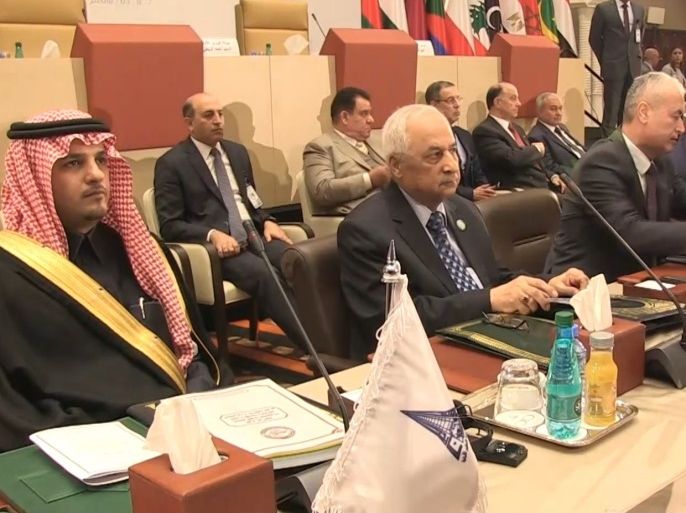 وزير الداخلية السعودي عبد العزيز بن سعود بن نايف (يسار) خلال اجتماع مجلس وزراء الداخلية العرب بالجزائر
