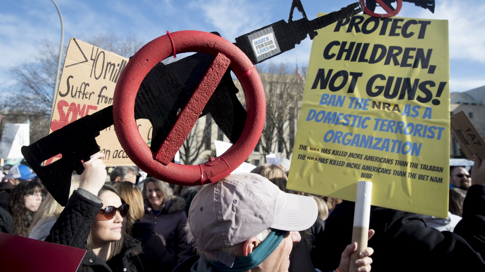 المتظاهرون طالبوا بحماية الأطفال من جشع تجار السلاح (الأوروبية)