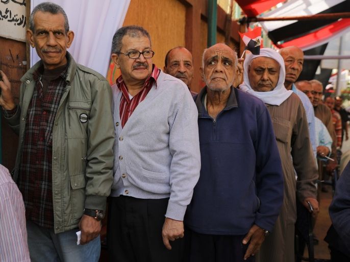 Men queue to vote outside a polling station during the presidential election in Cairo, Egypt March 26, 2018. REUTERS/Ammar Awad