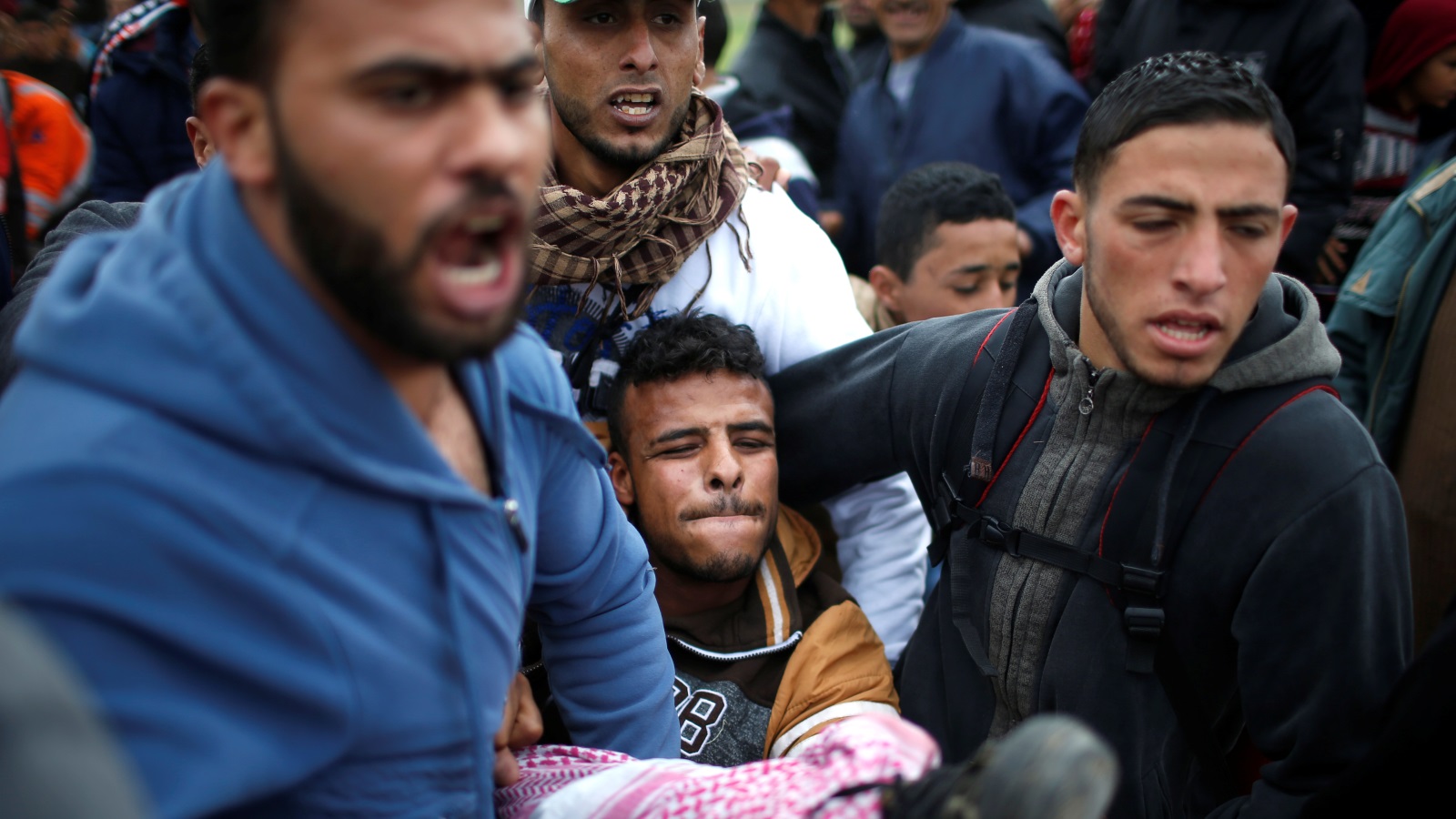 ‪(رويترز)‬ أصيب خمسة فلسطينيين بجراح متوسطة