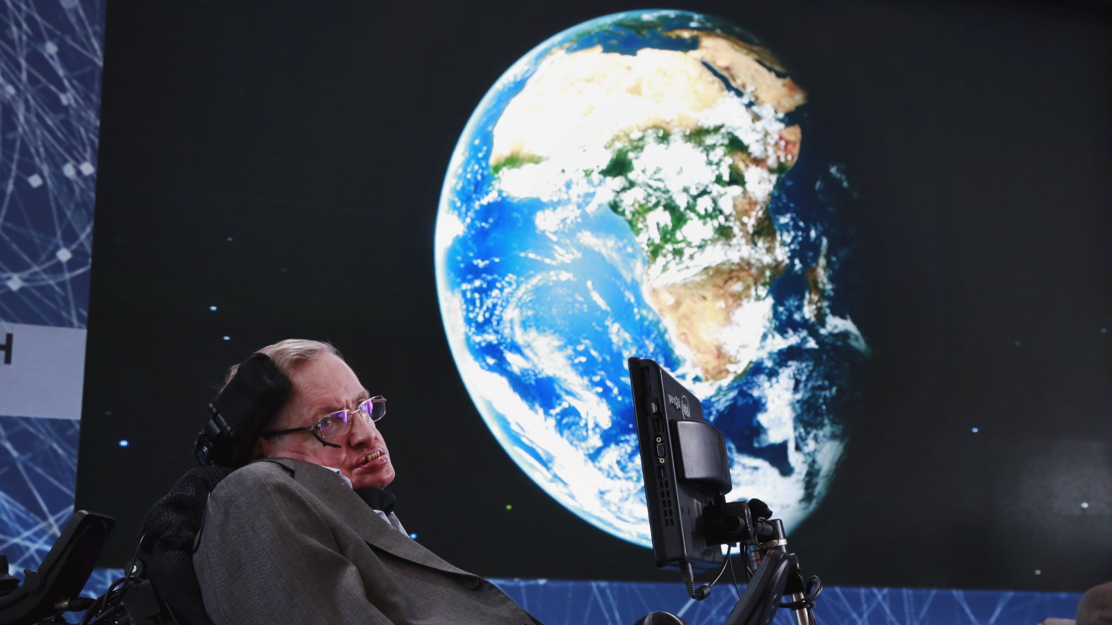 ستيفن هوكينج أبرز علماء الفيزياء النظرية على مستوى العالم (رويترز)