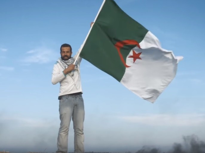رفع علم الجزائر على الحدود بين غزة وفلسطين 1948 تكريما للمعلق الجزائري حفيظ دراجي