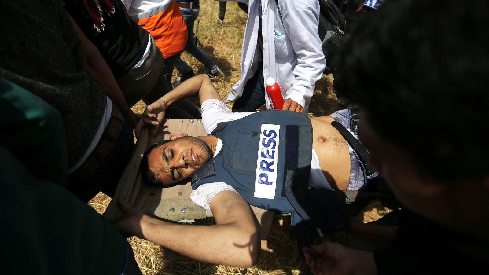 الاحتلال قتل عشرات الفلسطينيين خلال مسيرات العودة بينهم الصحفي ياسر مرتجى (رويترز)