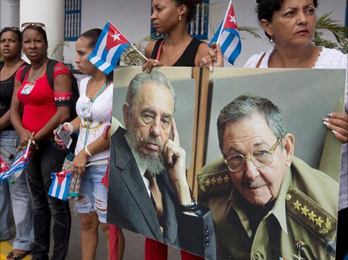 Des Cubains brandissent des portraits de Fidel et Raul Castro lors des obsèques de Fidel, en décembre 2016. Ricardo Mazalan/AP