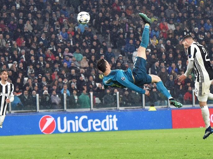 epaselect epa06644064 Real Madrid's Cristiano Ronaldo (C) scores the 2-0 goal during the UEFA Champions League quarter final first leg soccer match between Juventus FC vs Real Madrid CF at Allianz stadium in Turin, Italy, 03 April 2018. EPA-EFE/ANDREA DI MARCO