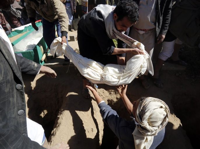 epa06406080 Yemenis bury the body of a child of victims of alleged Saudi-led airstrikes, during a funeral in Sana'a, Yemen, 26 December 2017. According to reports, at least 48 civilians, including 11 children, have been killed and 55 others wounded in airstrikes allegedly carried out by the Saudi-led military coalition across Yemen. EPA-EFE/YAHYA ARHAB