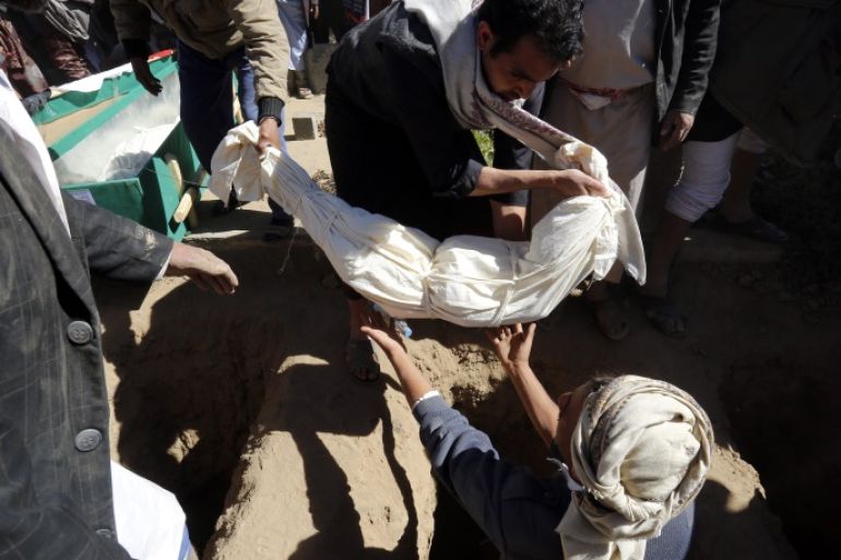 epa06406080 Yemenis bury the body of a child of victims of alleged Saudi-led airstrikes, during a funeral in Sana'a, Yemen, 26 December 2017. According to reports, at least 48 civilians, including 11 children, have been killed and 55 others wounded in airstrikes allegedly carried out by the Saudi-led military coalition across Yemen. EPA-EFE/YAHYA ARHAB