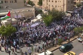 علقت نقابة المعلمين الأردنيين اليوم فعالياتها الاحتجاجية ضد التعديلات الحكومية على نظام الخدمة المدنية.
