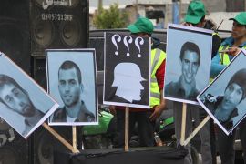1- الصورة لصندوق أسود وضع فوقه صور الجنود الأربعة وآخر حمل علامات استفهام، خلال افتتاح حماس لفعاليات يوم الأسير الفلسطيني من أمام من.JPG