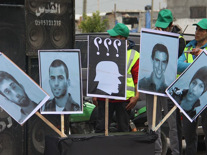 1- الصورة لصندوق أسود وضع فوقه صور الجنود الأربعة وآخر حمل علامات استفهام، خلال افتتاح حماس لفعاليات يوم الأسير الفلسطيني من أمام من.JPG