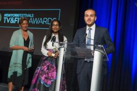 يوسف الفرا وسلمى عبد الله وباميلا بيرس خلال حفل تسلم جائزة المسؤولية الاجتماعية المؤسسية بمهرجان نيويورك