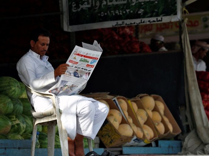 A Yemeni vendor reads a newspaper as he sells melons and watermelons in a market in Riyadh, Saudi Arabia, July 31, 2017. REUTERS/Faisal Al Nasser