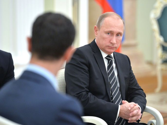 epa04986386 A picture made available on 21 October 2015 shows Russian President Vladimir Putin (R) during his meeting with Syrian President Bashar al-Assad (L) at the Kremlin in Moscow, Russia, 20 October 2015. Beleaguered Syrian President Bashar al-Assad travelled to Moscow for talks with his Russian counterpart Vladimir Putin, the Kremlin revealed on 21 October 2015. Assad and Putin discussed the situation in war-torn Syria on 20 October 2015 evening during the talks