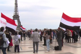 تظاهر عدد من الناشطين اليمنيين والأجانب في باريس احتجاجا على زيارة ولي العهد السعودي