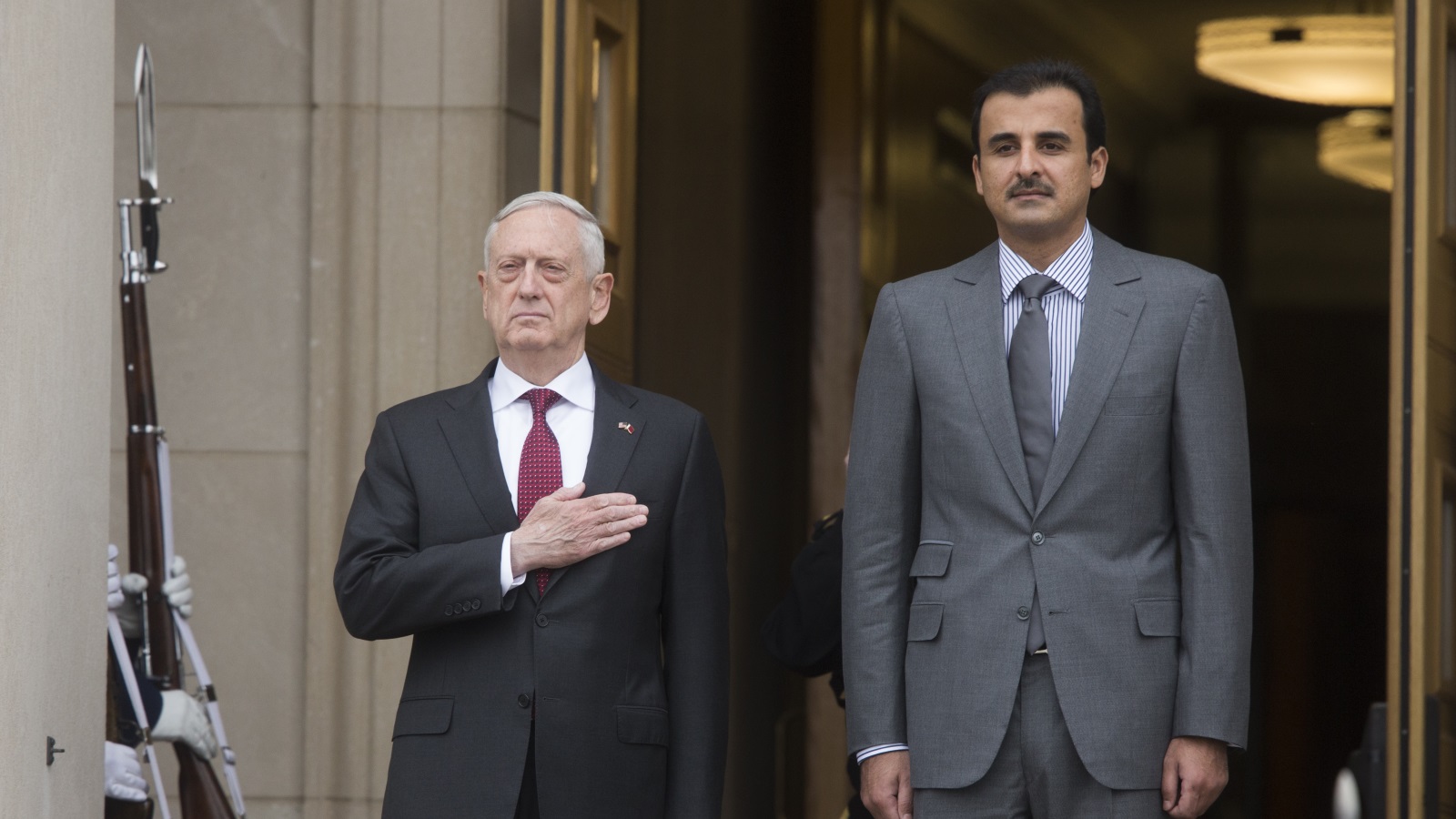 أمير قطر (يمين) ووزير الدفاع الأميركي قبيل اجتماعهما أمس بمقر البنتاغون (الأوروبية)
