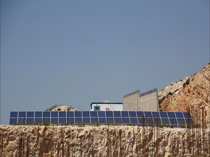 فلسطين- الضفة الغربية - طوباس- صندوق الاستثمار طرق الباب بإستثمراته لانتاج الطاقة عبر الخلايا الشمسية- مجموعة من الخلايا تغذ مستشفى النجاح الجام