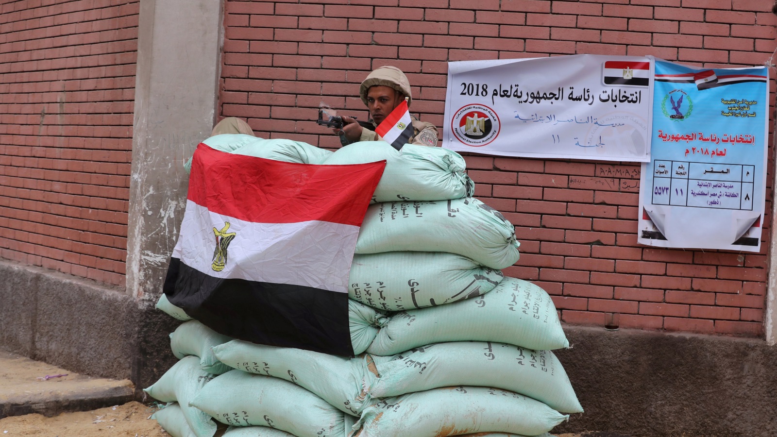 حراسة أحد مراكز الاقتراع في مصر بانتخابات الرئاسة (رويترز)