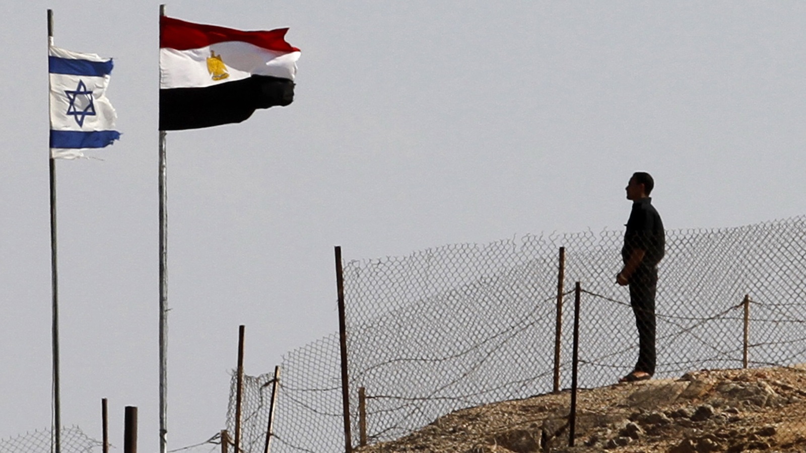 جندي مصري على الحدود بين مصر وإسرائيل عند معبر طابا (رويترز)